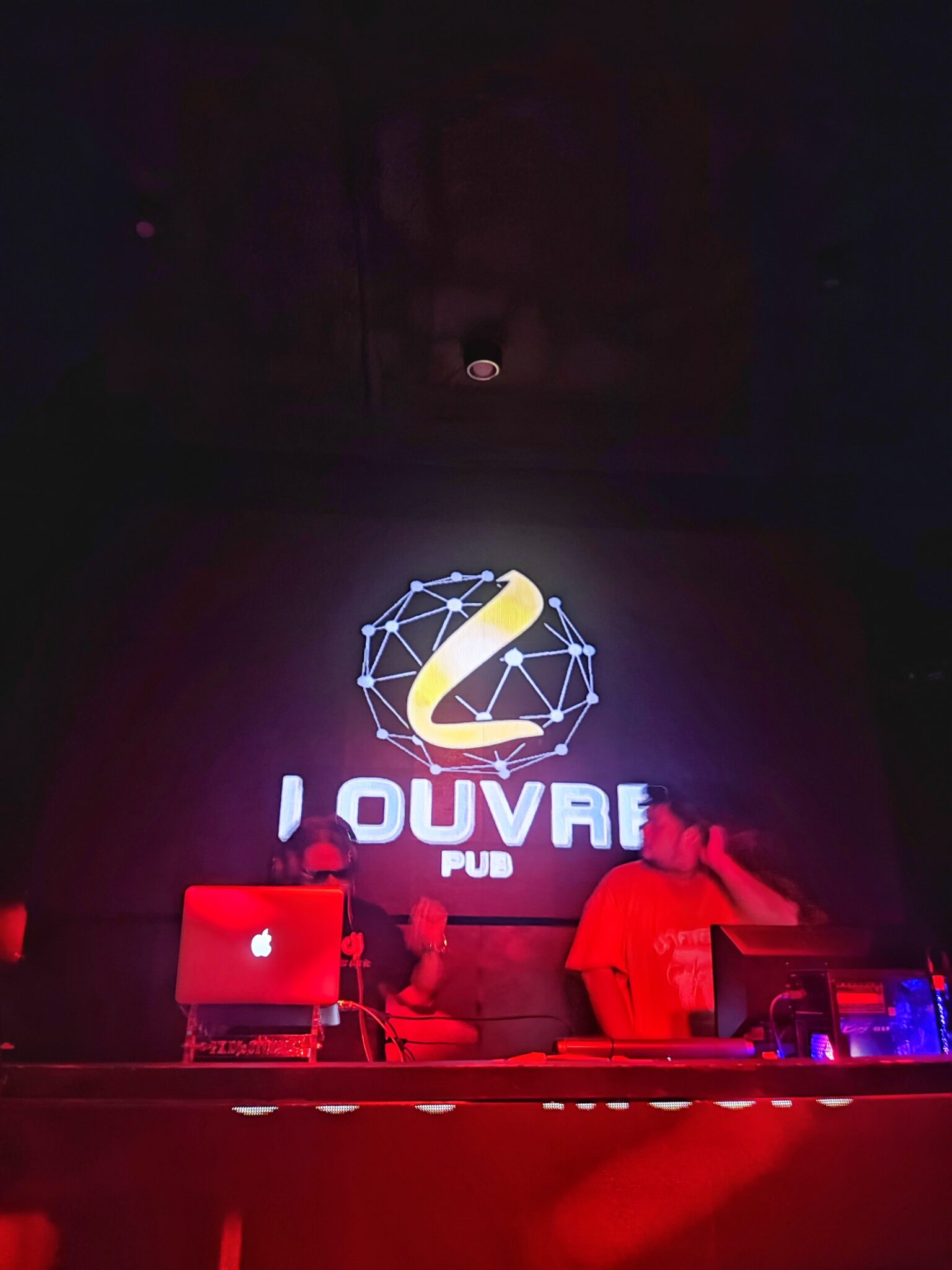 บูธ DJ ใต้โลโก้ LOUVRE PUB